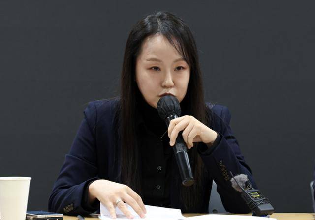 윤석열 전 대통령의 변호인인 유정화 변호사가 1월 19일 서울 서초구 라이프비즈니스센터에서 윤 전 대통령의 '체포 방해' 사건 1심 판결에 대한 항소 관련 기자회견을 하고 있다. 뉴시스