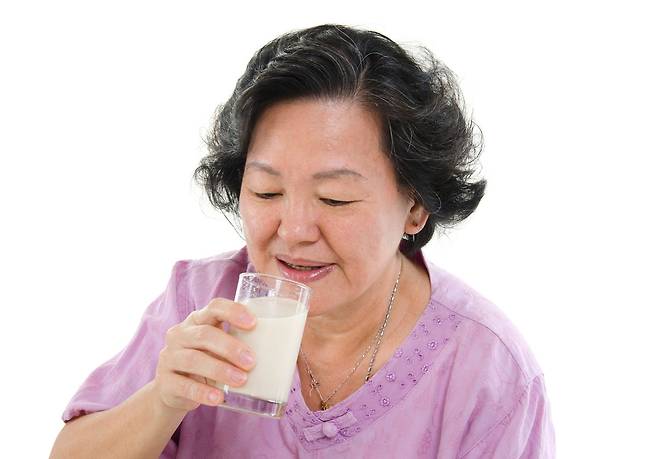 평소 콜레스테롤 수치가 높다고 해서 우유 섭취를 완전히 피할 필요는 없다. 물처럼 마시지 않는다면, 적정량 섭취한다고 해서 콜레스테롤 수치에 악영향을 미치지 않기 때문이다. /클립아트코리아