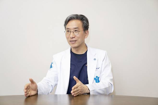 김태균 대표원장은 “면역력, 영양 상태, 만성질환 관리 상태가 좋지 않으면 인공관절 수술 후 합병증·통증 발생 위험이 높아진다”며”수술 당일만 잘하는 것이 아니라, 수술 전부터 환자의 건강 상태를 최적화하고, 수술 후에도 안정적으로 회복하도록 체계적인 관리와 재활을 시행하는 게 중요하다”고 말했다. /사진=김지아 헬스조선 객원기자
