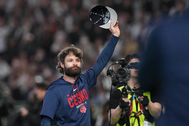 <yonhap photo-5989=""> 온드레이 사토리아 체코 투수가 10일 일본전이 끝난 뒤 관중석을 향해 인사를 하고 있다. (AP Photo/Eugene Hoshiko)/2026-03-10 22:09:22/ <저작권자 ⓒ 1980~2026 ㈜연합뉴스. 무단 전재 재배포 금지, AI 학습 및 활용 금지></yonhap>