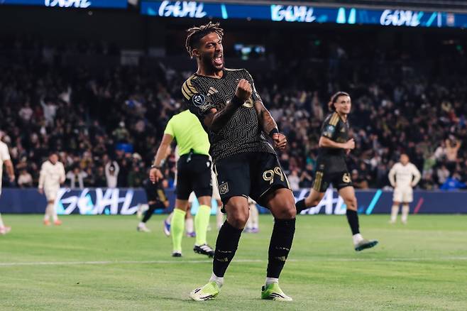 알라후엘렌세전에서 득점한 드니 부앙가. 사진=LAFC SNS
