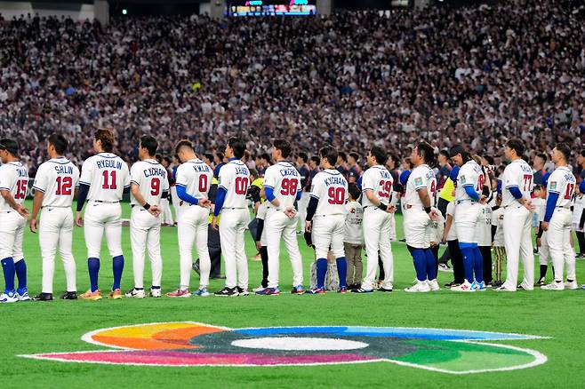 <yonhap photo-5068=""> Taiwan's players stand up for the national anthems before the start of a World Baseball Classic Pool C game between Japan and Taiwan Friday, March 6, 2026 in Tokyo. (AP Photo/Eugene Hoshiko)/2026-03-06 19:09:11/ <저작권자 ⓒ 1980~2026 ㈜연합뉴스. 무단 전재 재배포 금지, AI 학습 및 활용 금지></yonhap>