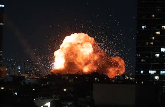 지난달 28일 이스라엘 텔아비브 도심에서 이란의 미사일 공격으로 폭발이 발생해 화염이 치솟고 있다. [사진=신화통신/연합뉴스]