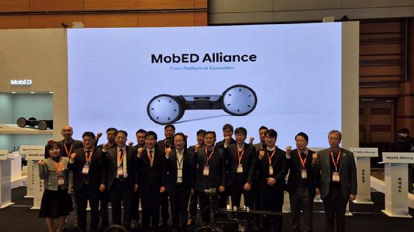 로아스 주용 대표이사(앞 줄 우측에서 세번째) 등 관계자들이 기념 촬영을 하고 있다. [사진=로아스]