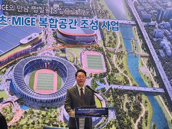 오세훈 서울시장이 11일 서울시청 서울갤러리에서 열린 ‘잠실 스포츠·MICE 복합공간 조성 민간투자사업 기자설명회‘에서 최종 협상안을 발표하고 있다. [사진=홍성효 기자]