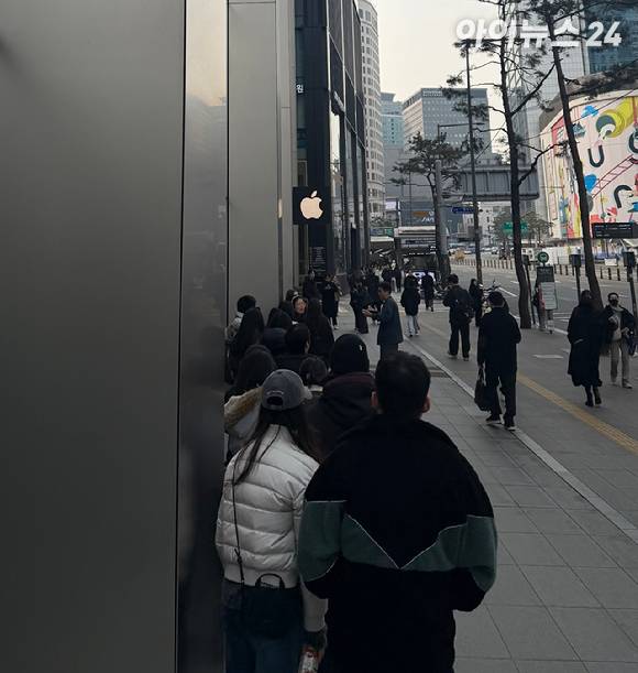 11일 오전 서울 중구 명동 애플 스토어. 애플 신제품 판매가 시작된 이날 매장 앞에는 영업 시작 전부터 고객들이 줄을 섰다. [사진=황세웅 기자]