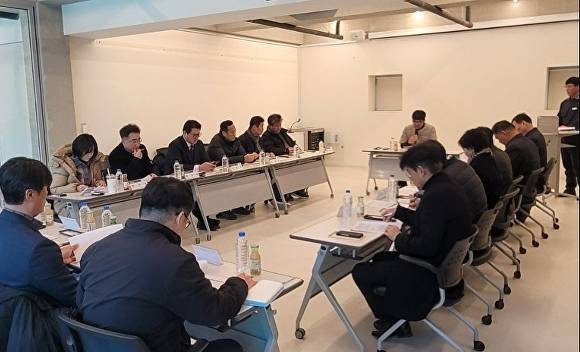 경기도 파주시와 보상협의체가 광역상수도 단수 피해와 관련해 시민 보상 논의를 위한 ‘단수사고 보상협의체’ 제3차 회의를 하고 있다. [사진=파주시]