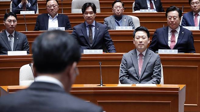 9일 열린 긴급 의원총화에서 송언석 원내대표가 의원총회에서 결의문 내용을 설명하는 모습. (국민의힘)