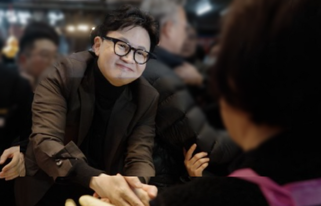 한동훈 전 대표가 지난 7일 부산 북구 구포시장을 방문해 시민들을 만나고 있다 (한동훈 전 대표 페이스북)