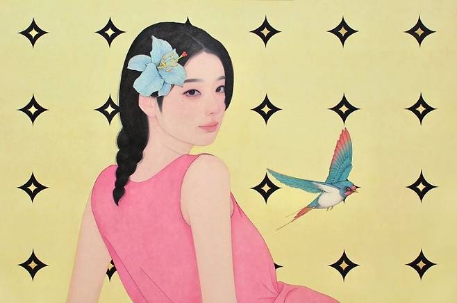 정지아 作 ‘Bluebird syndromeⅡ‘ (2024, 장지에 채색, 53x80.3cm) 인물 주변에 다양한 이미지가 흩어지며 작가 특유의 서사를 만들어 낸다.