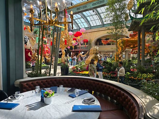 벨라지오 호텔 1층에 있는 '새델스'. 화려하게 꾸며진 호텔 내 식물원을 보며 브런치를 즐길 수 있다.