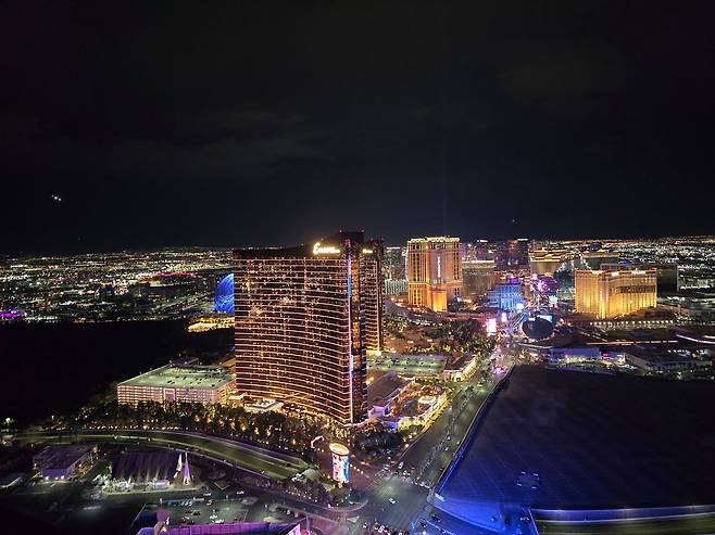 리조트월드 66층에 위치한 '알레라운지 66'에서 내려다 본 스트립의 야경.