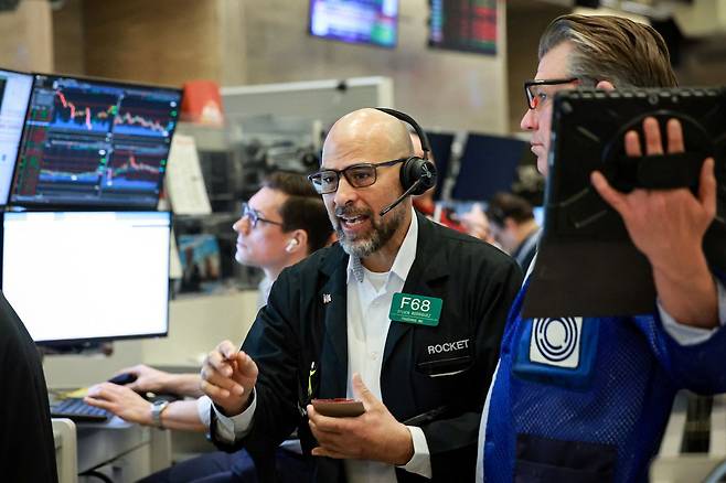 9일(현지시간) 미국 뉴욕시 뉴욕증권거래소(NYSE)에서 직원들이 업무를 보고 있다. 로이터=연합뉴스
