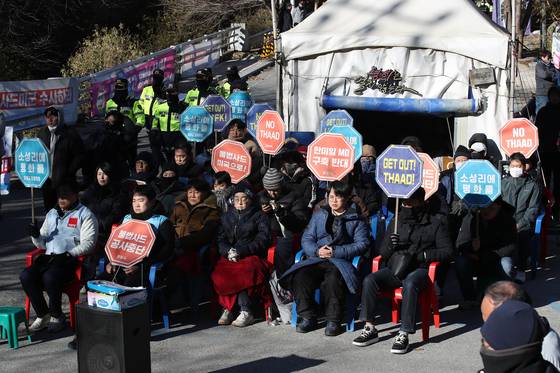 지난해11월 21일 오전 경북 성주군 주한미군 사드 기지 진입로 인근에 설치된 사드 반대단체의 시설물에 대한 행정대집행이 예고된 가운데 초전면 소성리 진밭교 앞 원불교 임시 교당에서 반대단체 회원들이 평화의 기도를 올리고 있다. 뉴스1