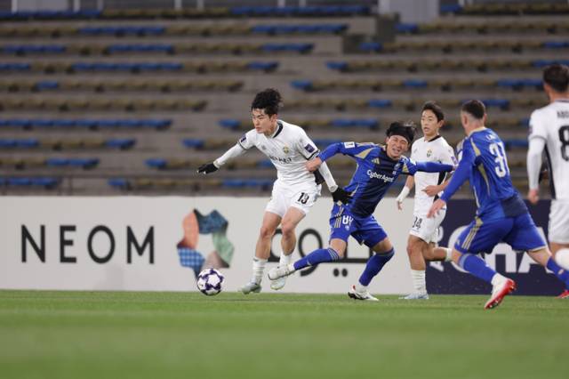 ▲ 강원FC 이기혁이 10일 일본 도쿄 마치다 풋볼 스타디움에서 열린 FC 마치다 젤비아와 2025-2026 AFC 챔피언스리그 엘리트 16강 2차전에서 돌파를 시도하고 있다. 강원FC 제공