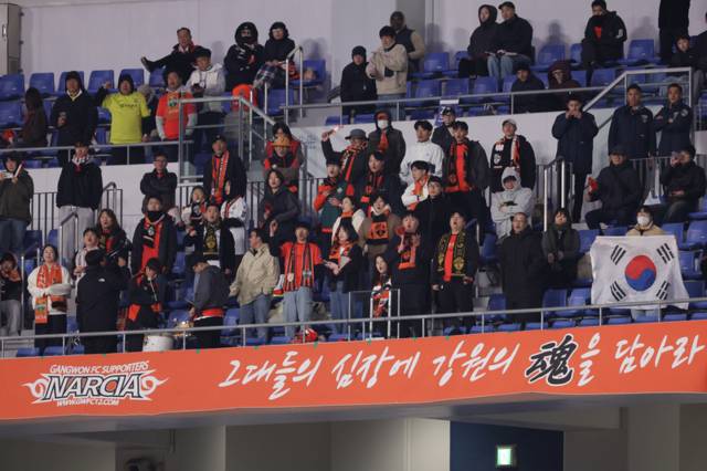 ▲ 강원FC 팬들이 10일 일본 도쿄 마치다 풋볼 스타디움에서 열린 FC 마치다 젤비아와 2025-2026 AFC 챔피언스리그 엘리트 16강 2차전에서 응원전을 펼치고 있다. 강원FC 제공