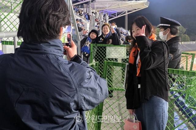 ▲ 강원FC 팬 김효진 씨가 10일 일본 도쿄 마치다 풋볼 스타디움에서 열린 2025-2026 AFC 챔피언스리그 엘리트 16강 2차전에 앞서 리그 스테이지 당시 인연이 된 FC 마치다 젤비아 팬들에게 선물을 받은 뒤 기념 촬영하고 있다. 한규빈 기자