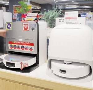 롯데하이마트가 할인 판매 중인 로봇청소기. /롯데하이마트 제공