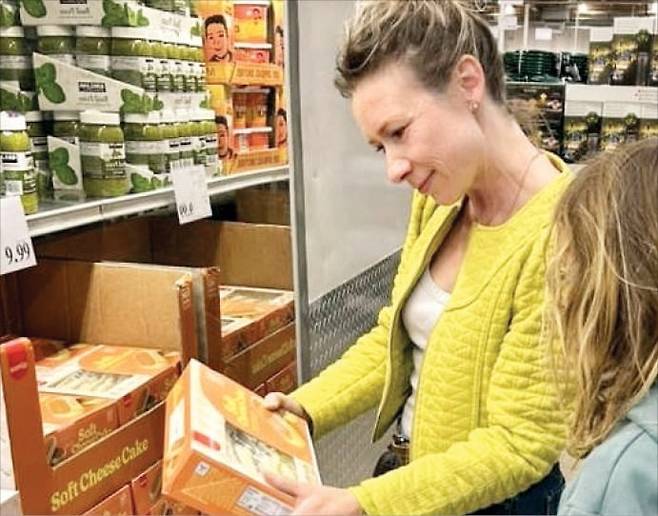 미국 코스트코에 방문한 소비자가 삼립 치즈케이크를 살펴보고 있다. /삼립 제공