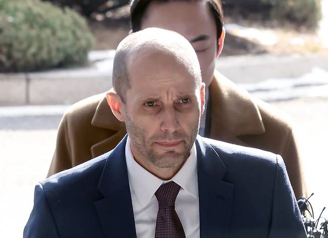 해럴드 로저스 쿠팡 한국 임시 대표가 피의자 신분으로 조사를 받기 위해 지난 1월30일 서울경찰청으로 출석하고 있다. 사진=문경덕 기자