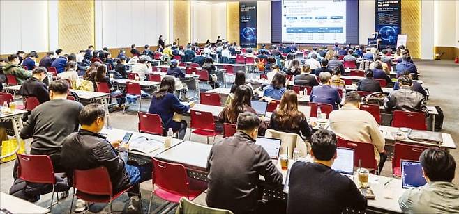 지난 10일 벡스코에서 열린 부산지역 수출 지원 기관의 합동 설명회. 부산시 등은 각 기관의 수출 지원 대책을 안내하며 지역 기업의 수출국 다원화 지원에 나섰다.  /부산시 제공