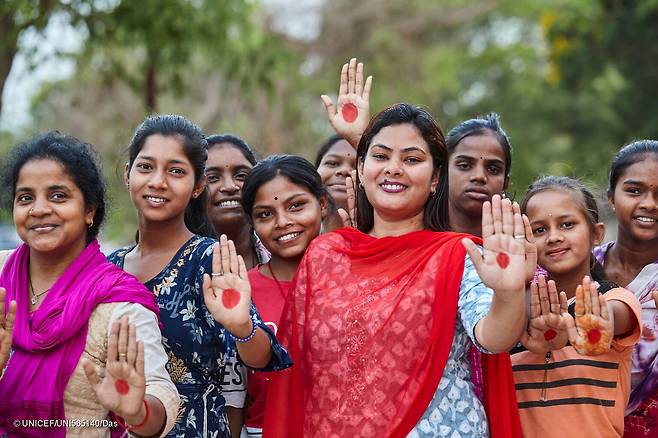인도 오디샤주에서 월경 빈곤에 대한 활동을 하고 있는 ‘패드 걸’ 파얄 파텔(왼쪽에서 6번째). Soumi Das. UNICEF 2024 . 유니세프 페이스북