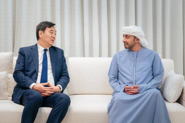 자이쥔 중국 정부 중동문제 특사가 전날 아랍에미리트(UAE)를 방문해 압둘라 빈 자이드 알 나흐얀 UAE 부총리 겸 외교장관과 만나 중동 정세를 논의하고 있다./중국 외교부