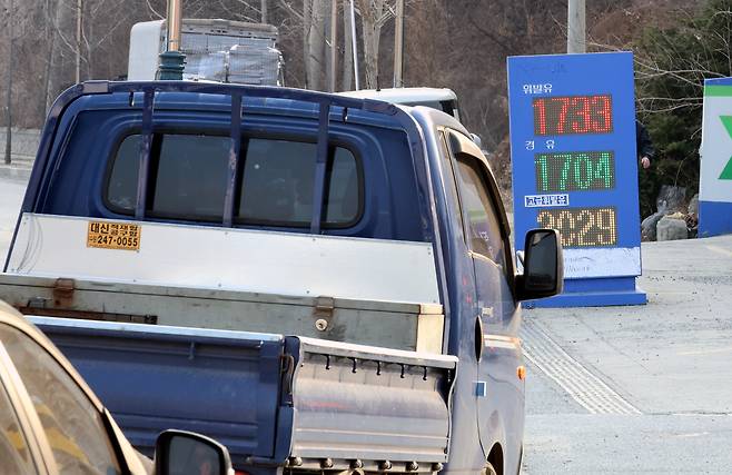 미국·이란 전쟁으로 기름값이 연일 고공행진을 하는 가운데 11일 오후 상대적으로 저렴한 충북 충주시 대소원면의 한 주유소에 차들이 몰리고 있다. 연합뉴스.