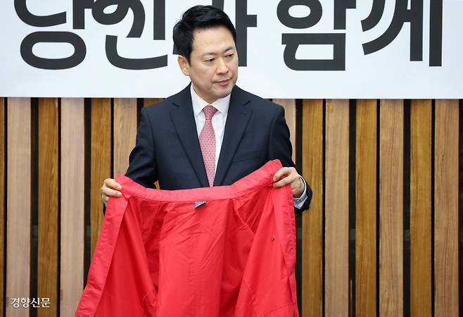 이 옷 입고 지방선거 승리할 수 있을까 장동혁 국민의힘 대표가 11일 국회에서 열린 지역발전 영입 인재 환영식에서 당 상징색인 빨간색의 점퍼를 들고 있다. 박민규 선임기자