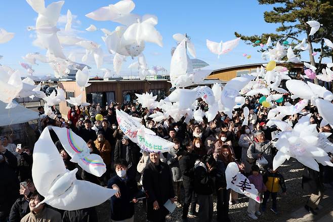 ‘15년전 오늘을 기억합니다’ 동일본 대지진 발생 15년을 맞은 11일 일본 북동부 미야기현 나토리시에서 시민들이 희생자들을 추모하며 비둘기 모양 풍선을 하늘로 날려 보내고 있다.  EPA연합뉴스