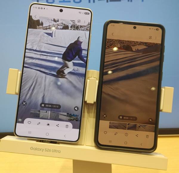 갤럭시 S26 울트라와 갤럭시 S21(오른쪽)을 나란히 거치하고 스키를 타는 동영상을 촬영했다. 왼쪽 울트라 신제품에는 동영상 평형을 보정해 피사체를 촬영했지만 S21에서는 그렇지 못했다. 촬영 장소는 삼성전자 서울 홍대점이다. 정옥재 기자