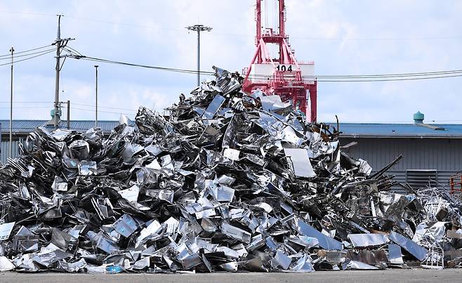 Scrap aluminum is piled up at a metal processing site at Pyeongtaek Port in Gyeonggi on Aug. 17, 2025. [NEWS1]