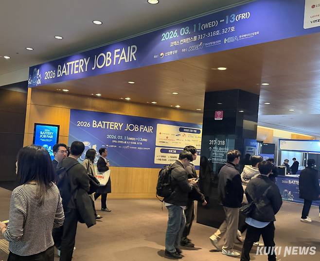 11일 ‘인터배터리 2026’ 기간에 맞춰 열린 ‘배터리 잡페어’에는 현직자 멘토링과 면접 컨설팅을 받으려는 취업 준비생들의 발걸음이 이어졌다. 송민재 기자