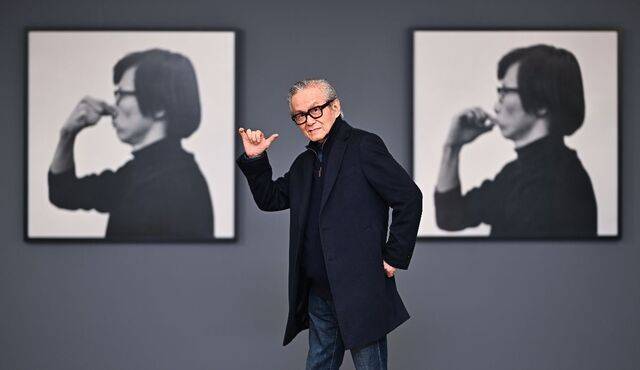 실험미술 거장 이건용 작가가 지난 6일 개인전이 진행 중인 서울 용산구 한남동 페이스갤러리에서 포즈를 취하고 있다. 배경의 작품은 신체를 매개로 행한 퍼포먼스 ‘손의 논리’(1975)를 당시에 찍은 것이다. 사진 속 작가는 예술의 심각성을 조롱하듯 얼굴 부위를 손으로 잡는 동작을 하고 있다. 윤웅 기자