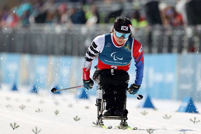김윤지가 10일(현지시간) 이탈리아 테세로 크로스컨트리 스타디움에서 열린 2026 밀라노·코르티나 동계패럴림픽 크로스컨트리스키 여자 스프린트 좌식 결선에서 역주하고 있다. 대한장애인체육회 제공