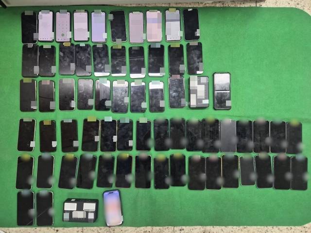 광명경찰서가 압수한 범행에 사용된 휴대폰. 광명경찰서 제공