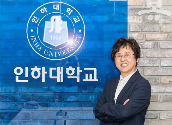 인하대 I-RISE Global TOP 10 연구상을 받은 이돈희 경영학과 교수가 포즈를 취하고 있다. 이인엽기자