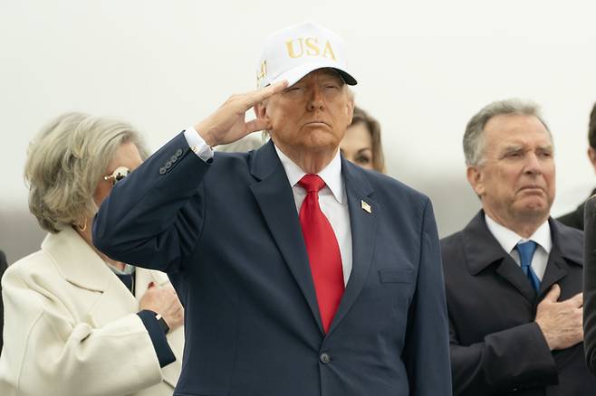 도널드 트럼프 미국 대통령이 지난 7일(현지시간) 미국 델라웨어 도버 공군기지에서 미군 전사자 유해를 향해 경례하고 있다. [UPI 연합]