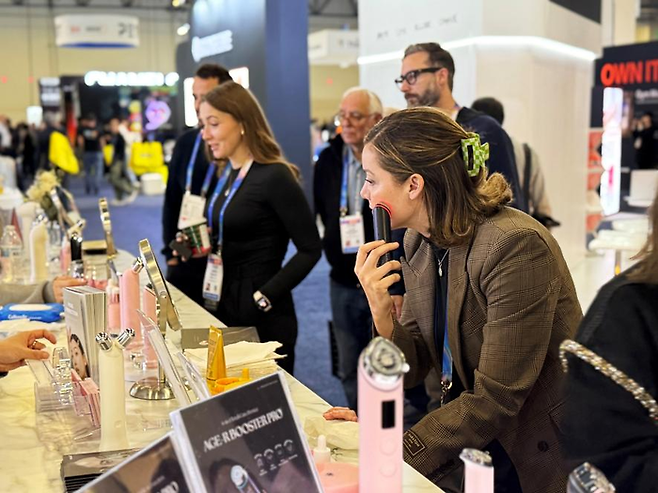 에이피알의 CES 부스를 찾은 방문객이 메디큐브 에이지알 뷰티 디바이스를 체험하고 있는 모습 [에이피알 제공]