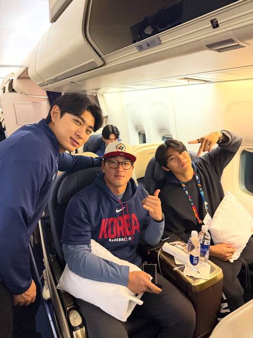 韓대표팀 전세기로 마이애미 도착
이정후, 안현민, 김도영(왼쪽부터)이 11일 미국 마이애미로 향하는 전세기 안에서 포즈를 취하고 있다. KBO 공식 페이스북