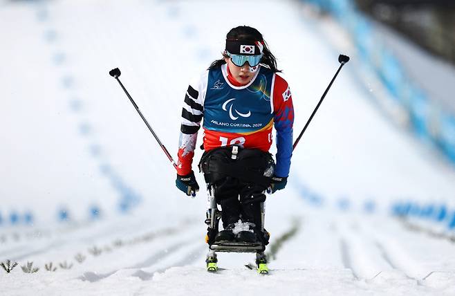 김윤지가 11일 열린 동계패럴림픽 크로스컨트리 스키 여자 10km 인터벌 스타트 경기에서 레이스를 펼치고 있다. 로이터연합뉴스