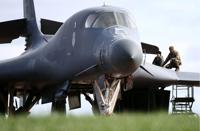 가장 격렬한 공격 앞둔 ‘죽음의 백조’ 10일(현지시간) 미 국방부가 “가장 격렬한 공격”을 예고한 가운데, 이날 미 공군 대원들이 영국 남서부 RAF 페어퍼드 활주로에서 초음속 B-1 전략폭격기의 이륙에 앞서 기체를 점검하고 있다. 최고 속도 마하 1.25의 B-1은 정밀타격 임무에 주로 사용되며, 가공할 폭격 능력으로 ‘죽음의 백조’로 불린다. [AFP연합뉴스]