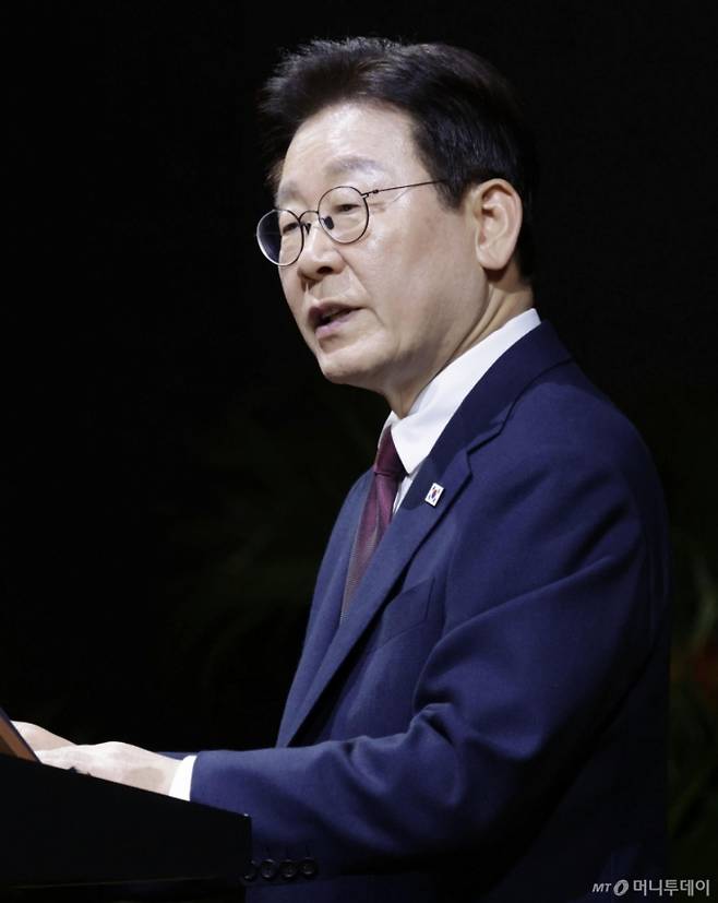 싱가포르를 국빈 방문 중인 이재명 대통령이 2일(현지시간) 싱가포르 한 호텔에서 열린 국빈만찬에서 건배사를 하고 있다. /싱가포르=뉴스1