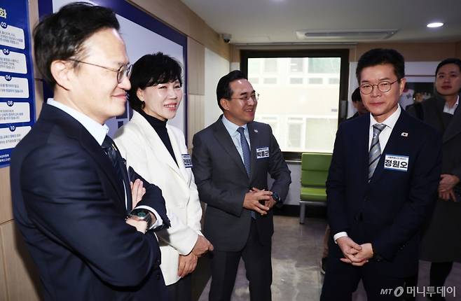 (서울=뉴스1) 김민지 기자 = 23일 오전 서울 영등포구 더불어민주당 당사에서 열린 중앙당공천광리위원회 2차 회의 및 광역단체장 후보자 면접에서 서울시장 후보들이 대화를 하고 있다.  왼쪽부터 박주민·전현희·박홍근 의원, 정원오 성동구청장. 2026.2.23/뉴스1  Copyright (C) 뉴스1. All rights reserved. 무단 전재 및 재배포,  AI학습 이용 금지. /사진=(서울=뉴스1) 김민지 기자