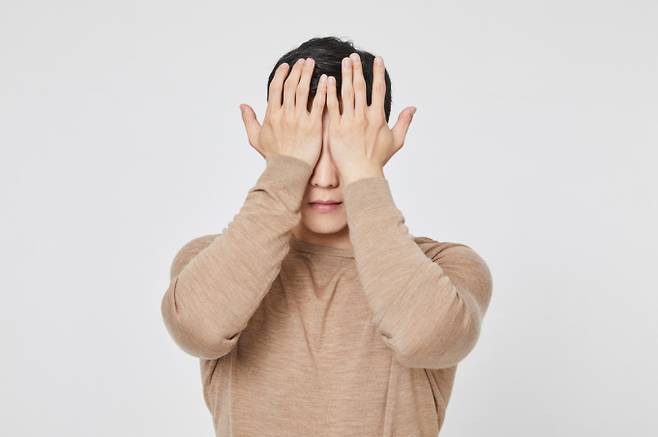 안검하수가 있는 사람은 일반적으로 이마 근육을 이용해 눈을 뜨려는 버릇이 있다. 사진은 기사 내용과는 무관함. /사진=클립아트코리아