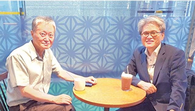 이현구(왼쪽) 박사와 마주 앉아 학문과 삶의 이야기를 나누었던 시간은 소중한 기억으로 남아있다.