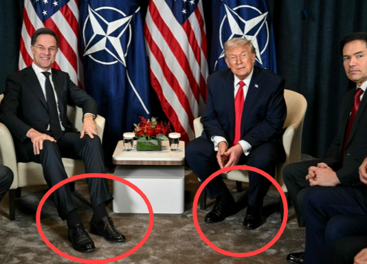 트럼프 대통령(왼쪽 두번째)이 지난 1월 세계경제포럼에서 ‘플로샤임’ 구두를 신고 있는 모습. AFP연합뉴스