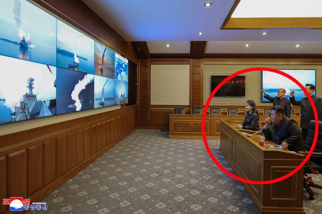 1열서 발사 지켜보는 부녀  : 김정은(앞줄 오른쪽) 북한 국무위원장이 10일 구축함 최현호에서 딸 주애(왼쪽)와 함께 순항미사일 시험발사를 화상으로 참관하고 있다. 조선중앙통신 연합뉴스