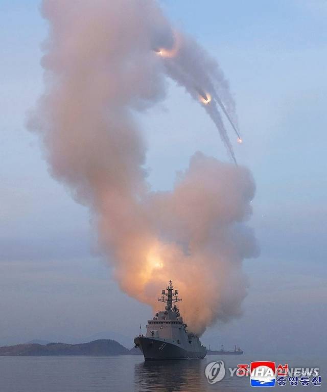 김정은 북한 국무위원장이 화상으로 참관한 가운데 지난 10일 구축함 최현호에서 순항미사일 시험발사를 진행했다고 조선중앙통신이 11일 보도했다. 이날 김 위원장의 딸 주애도 함께 화상으로 시험발사를 참관했다. 조선중앙통신 캡처/연합뉴스