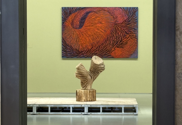 호암미술관 김윤신 회고전의 2층 전시 전경. 조각과 회화가 하나가 된 듯, 혹은 하나에서 둘이 된듯, 두 작품을 나란히 배치해 눈길을 끈다.  박동미 기자